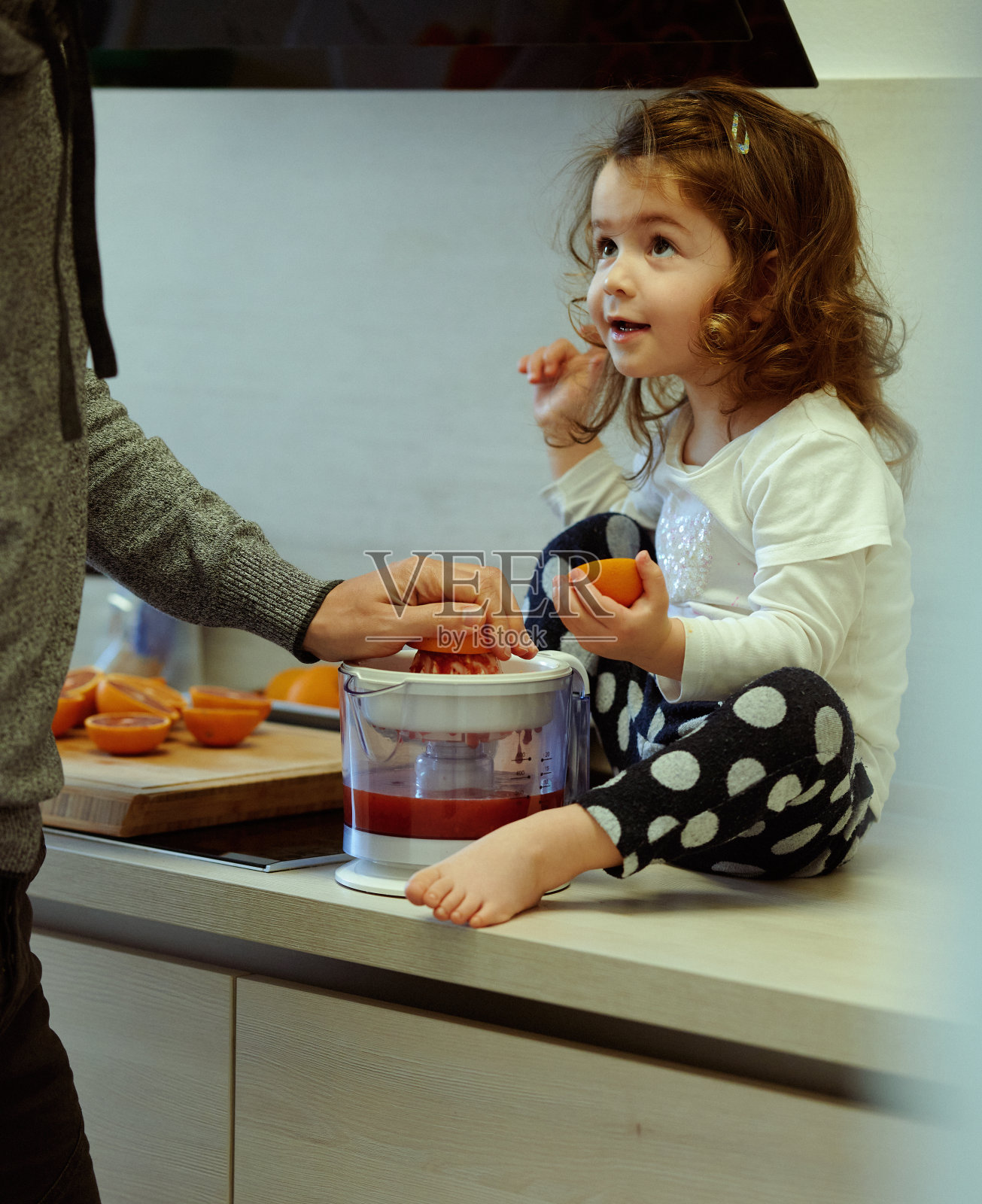 宝贝女儿和爸爸一起喝葡萄柚汁照片摄影图片