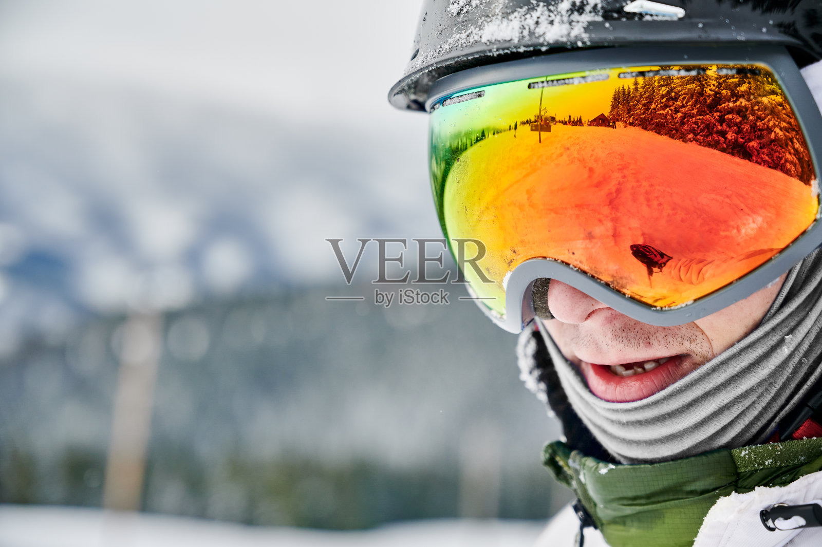 特写裁剪快照的人戴着滑雪镜与雪坡反射。照片摄影图片