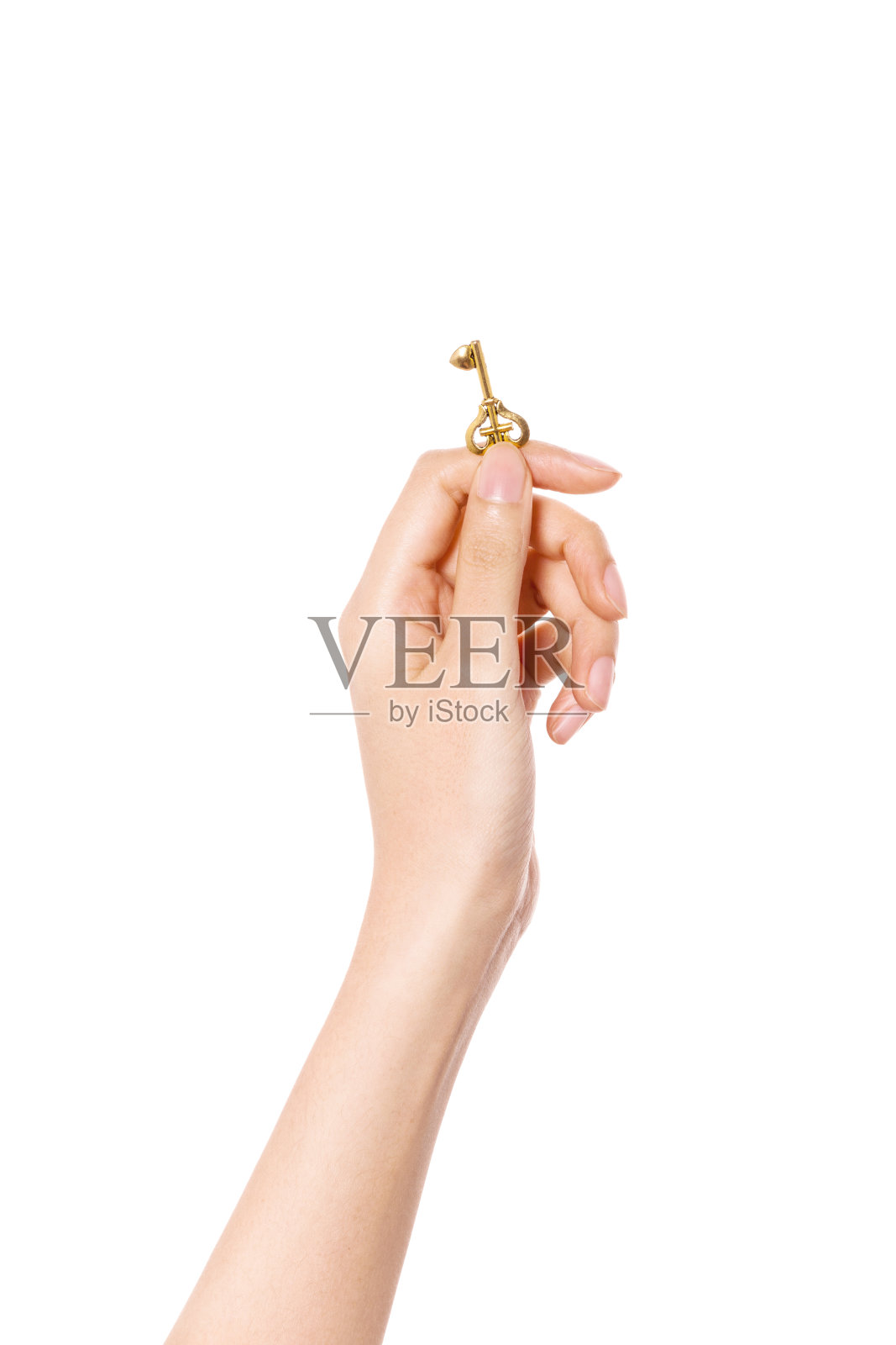 女人手里拿着一把小古董钥匙孤立在白色上。照片摄影图片