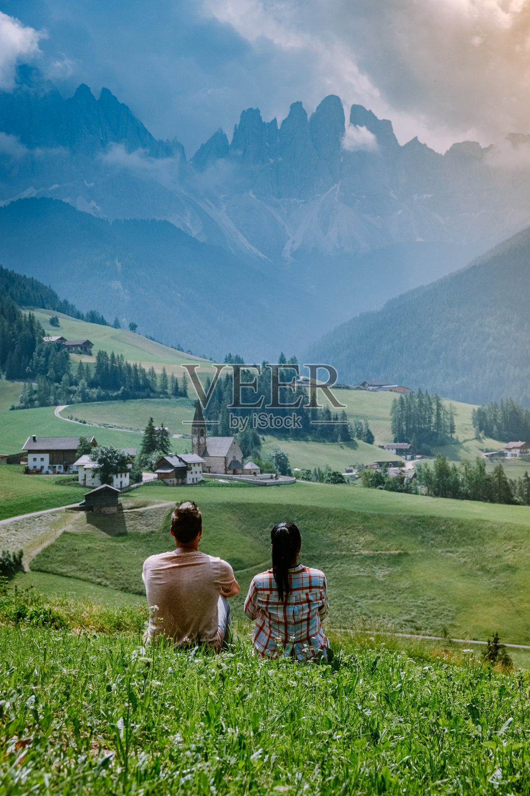 一对夫妇在Dolomites意大利度假，圣玛格达莱娜村Dolomites地区意大利Val di Funes照片摄影图片