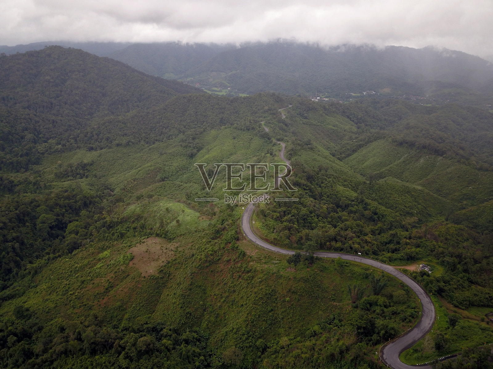 鸟瞰图的乡村道路通过山区景观照片摄影图片