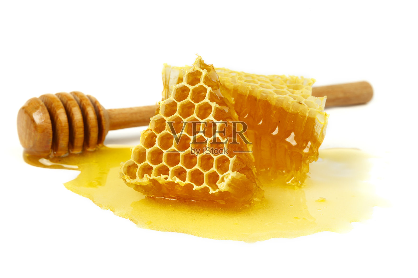 白色背景上有蜂蜜的蜂巢。流动的甜点。健康治疗的一部分照片摄影图片