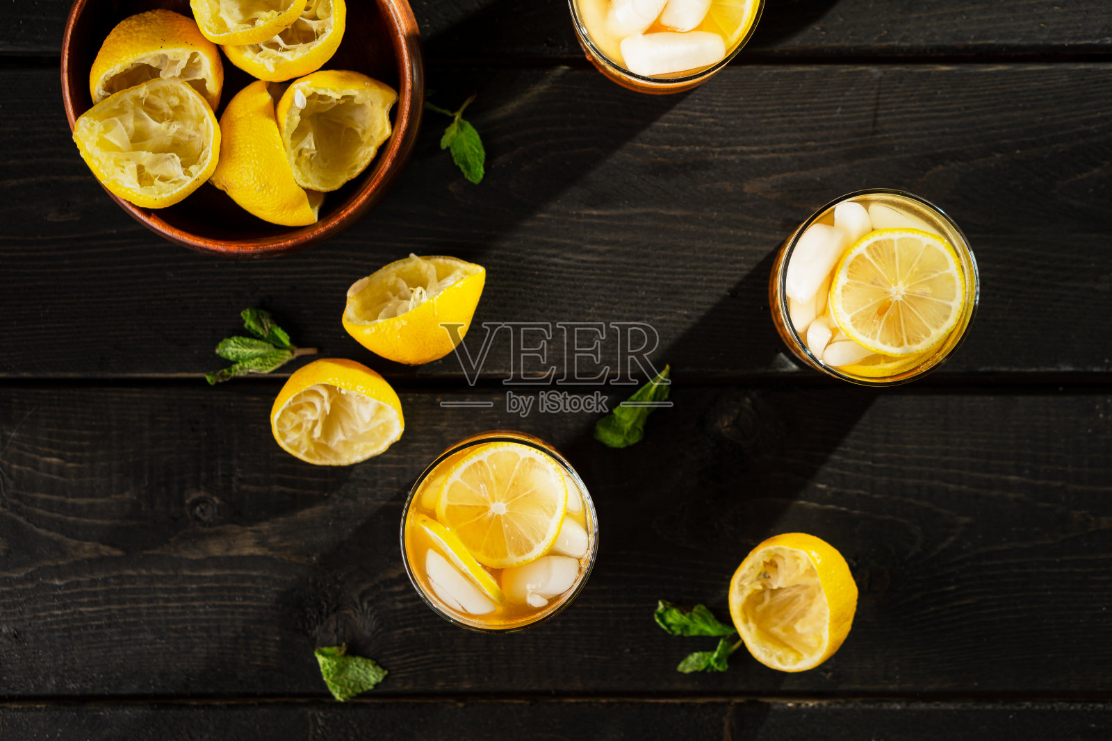 上面桌子上的柠檬冰茶。照片摄影图片