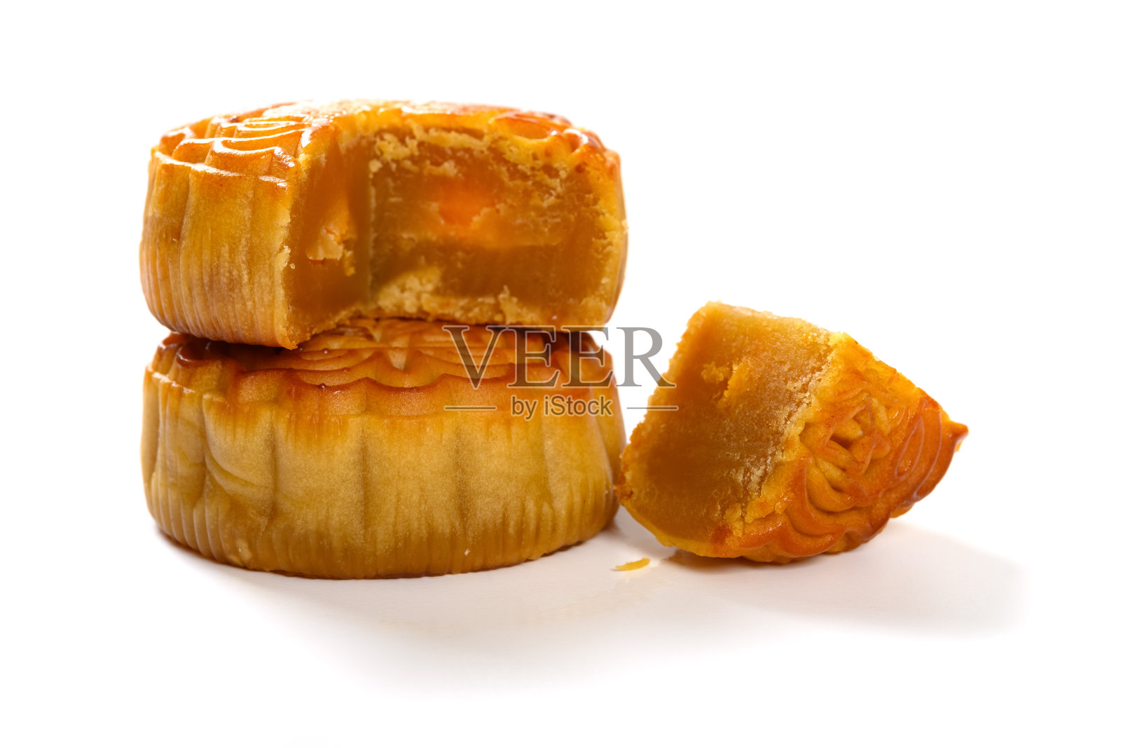 中文翻译在顶部的英莲蓉蛋黄传统月饼部分白色没有标志或商标照片摄影图片