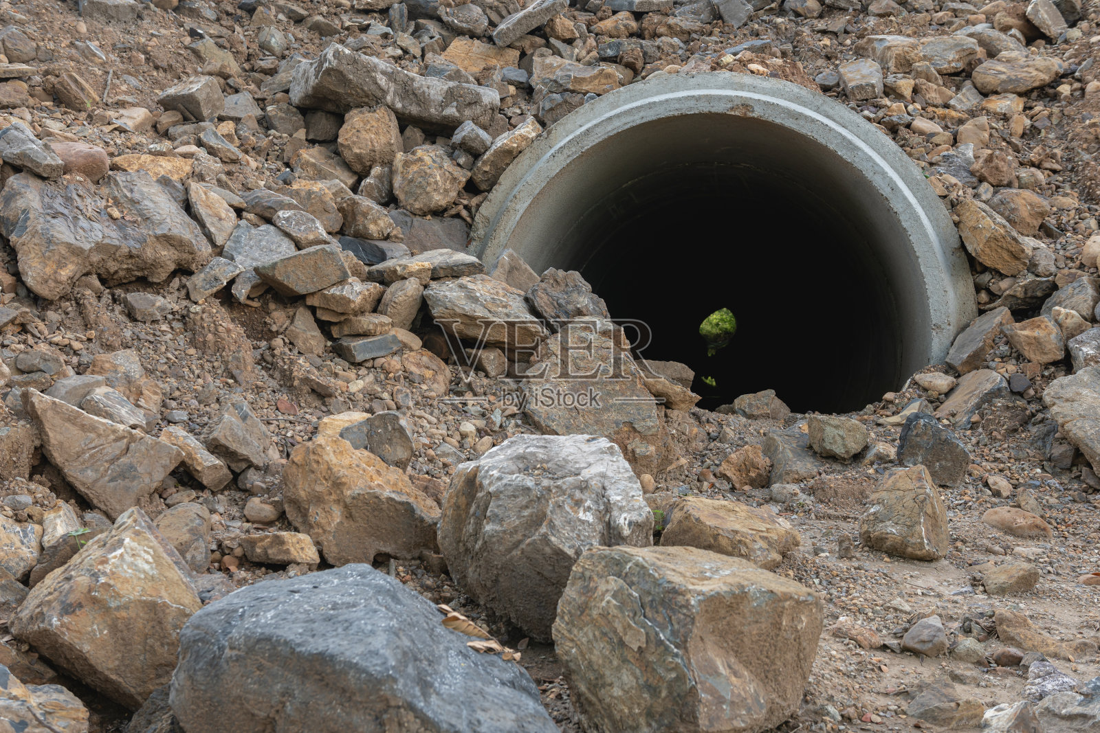 地下的混凝土排水管和岩石照片摄影图片