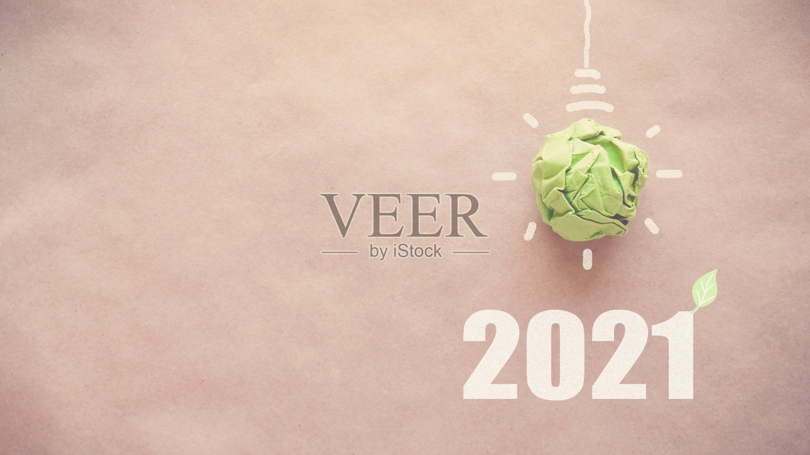 2021年用绿色纸灯泡，新年生态和可持续的生活决议理念照片摄影图片
