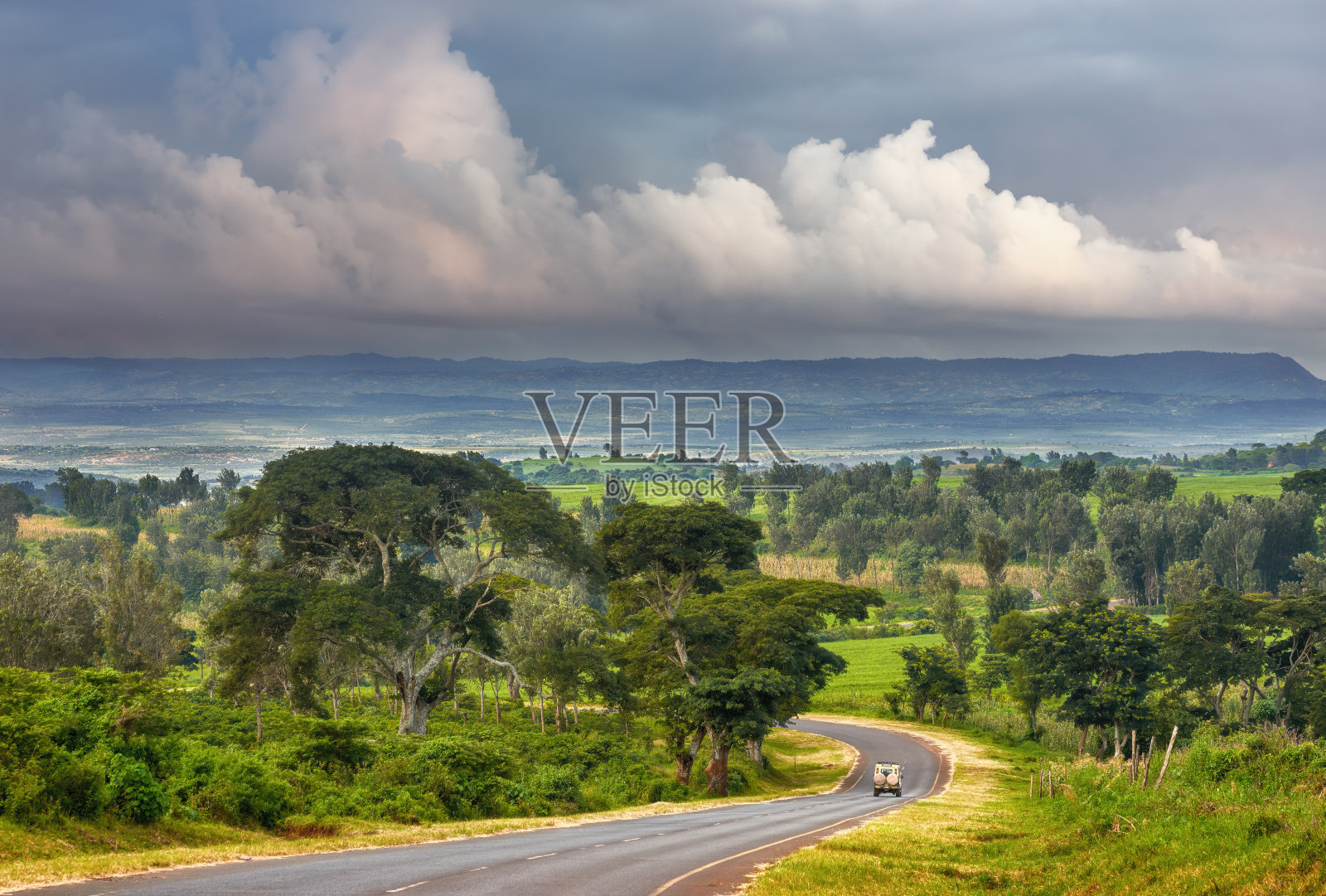 前往非洲坦桑尼亚著名的恩戈罗国家公园的风景优美的道路。照片摄影图片