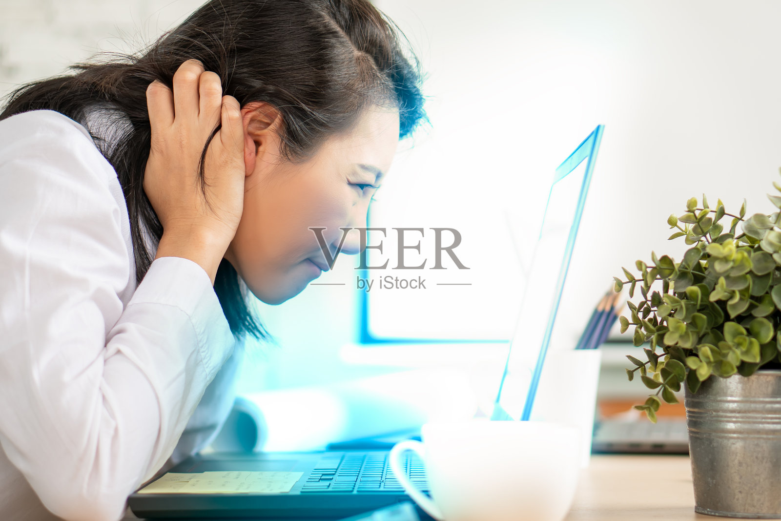 美丽的女性女性工作办公室与科技电脑效果蓝光屏幕眼睛健康问题照片摄影图片
