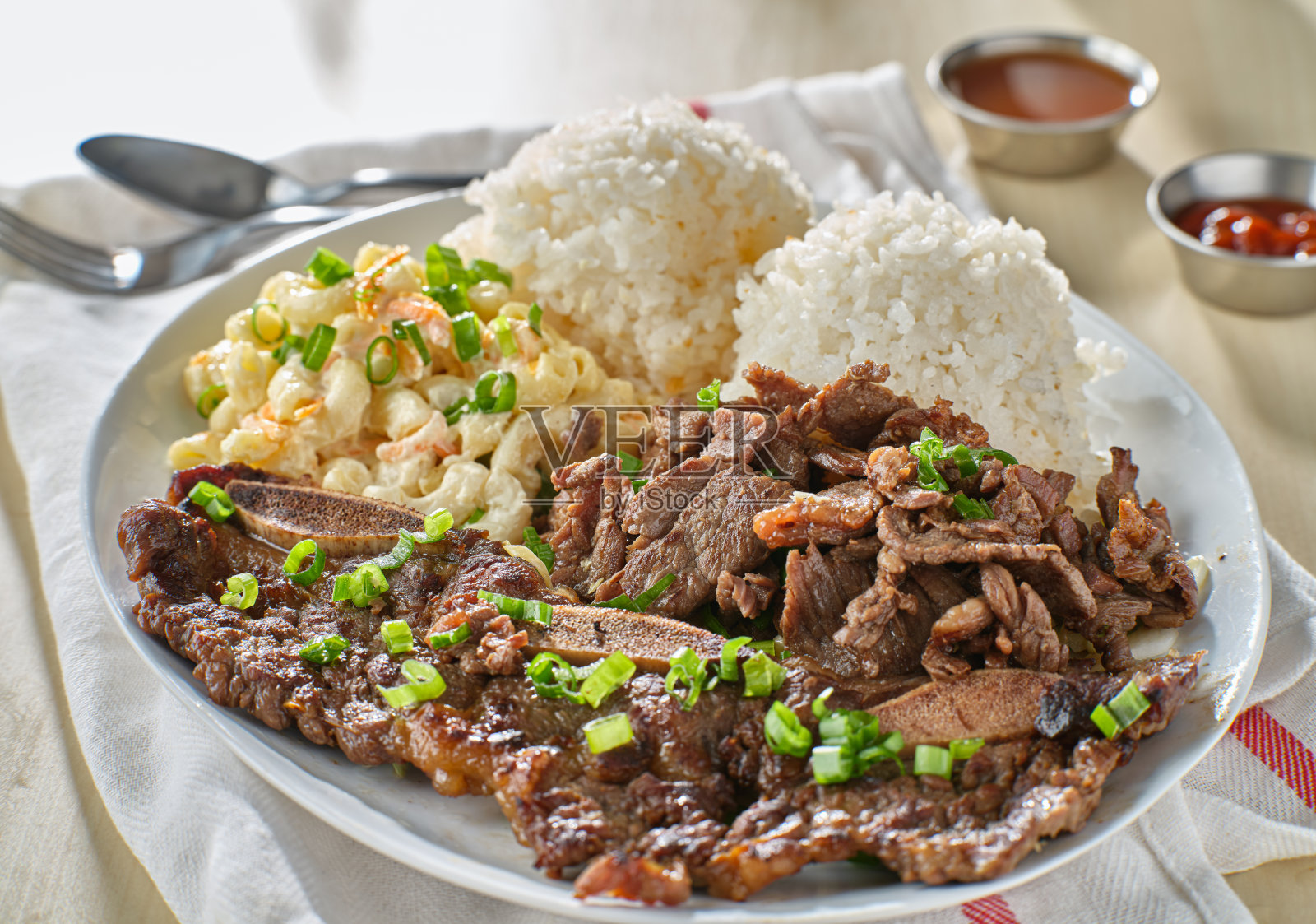 夏威夷烧烤盘配韩国牛肉排骨和白米饭照片摄影图片