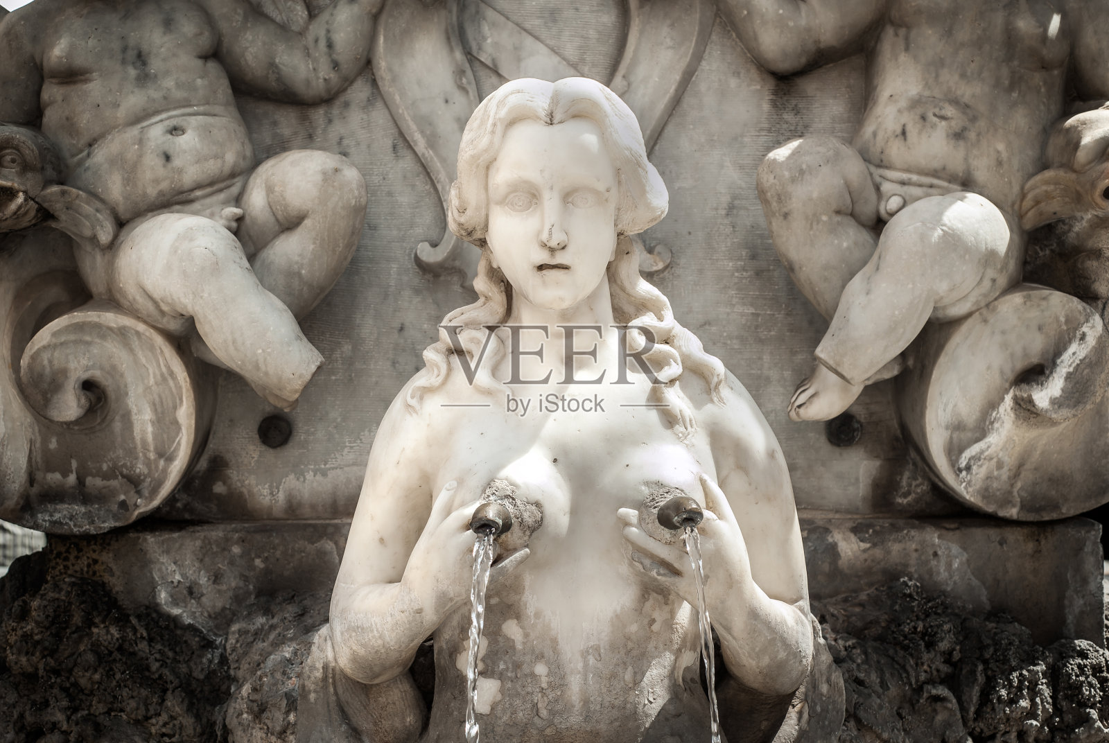 乳房喷泉，位于意大利阿马尔菲大教堂广场的圣安德鲁喷泉(丰塔纳圣安德烈亚)的一部分照片摄影图片