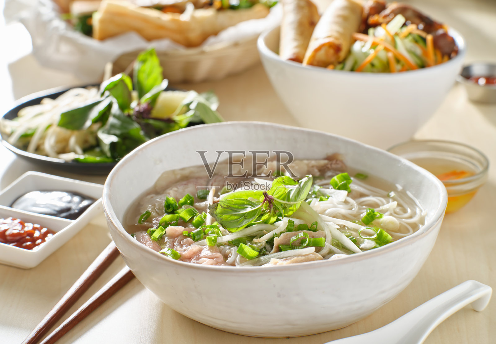 越南餐，配牛肉河粉汤，配海鲜酱和辣椒酱照片摄影图片