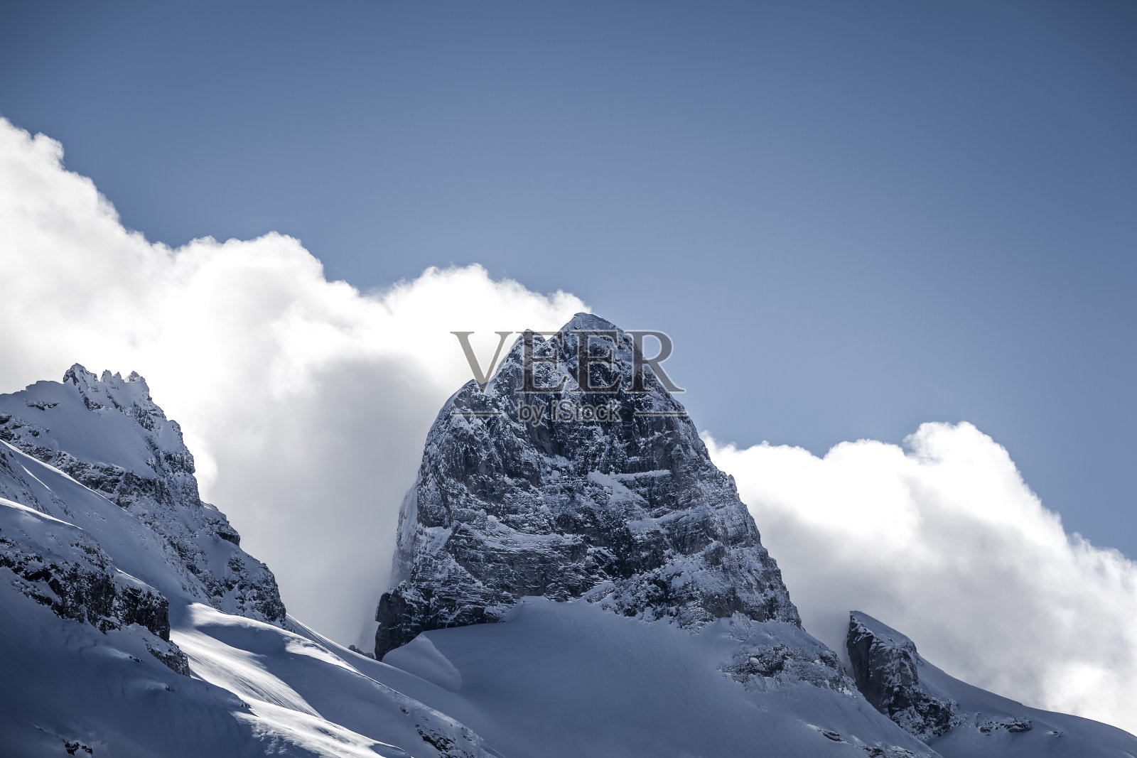 山峰在云中，瑞士照片摄影图片