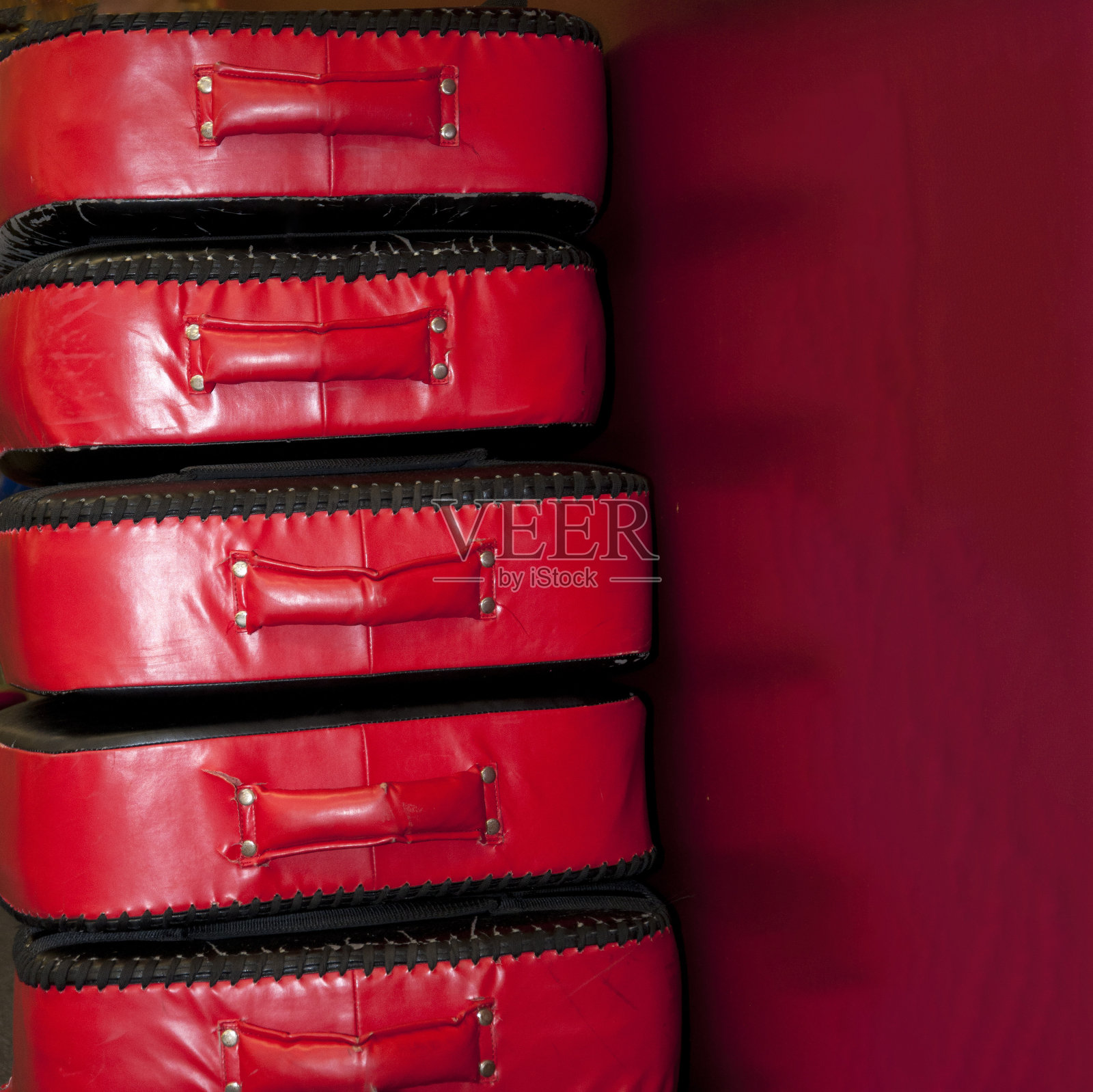 Red Martial Arts Striking Pads Ready for Use照片摄影图片