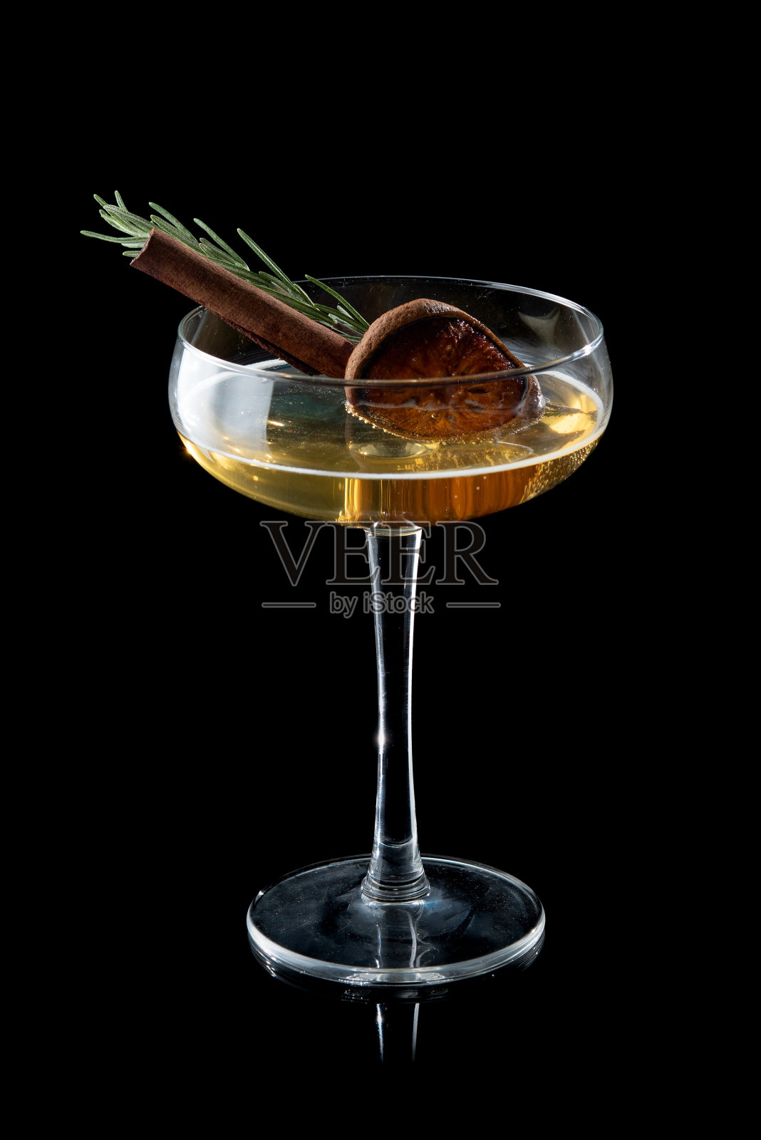 鸡尾酒和肉桂糖浆与迷迭香的黑色背景照片摄影图片