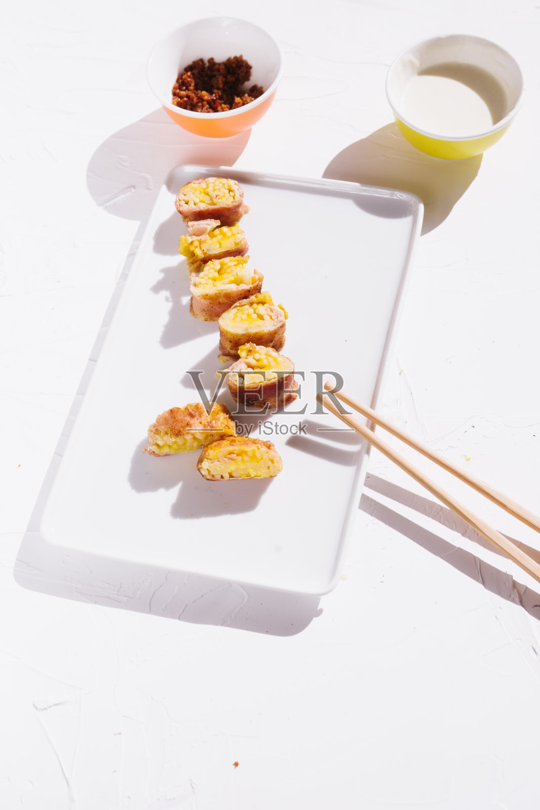 卡尔博纳拉意式寿司卷，重塑意大利传统美食照片摄影图片