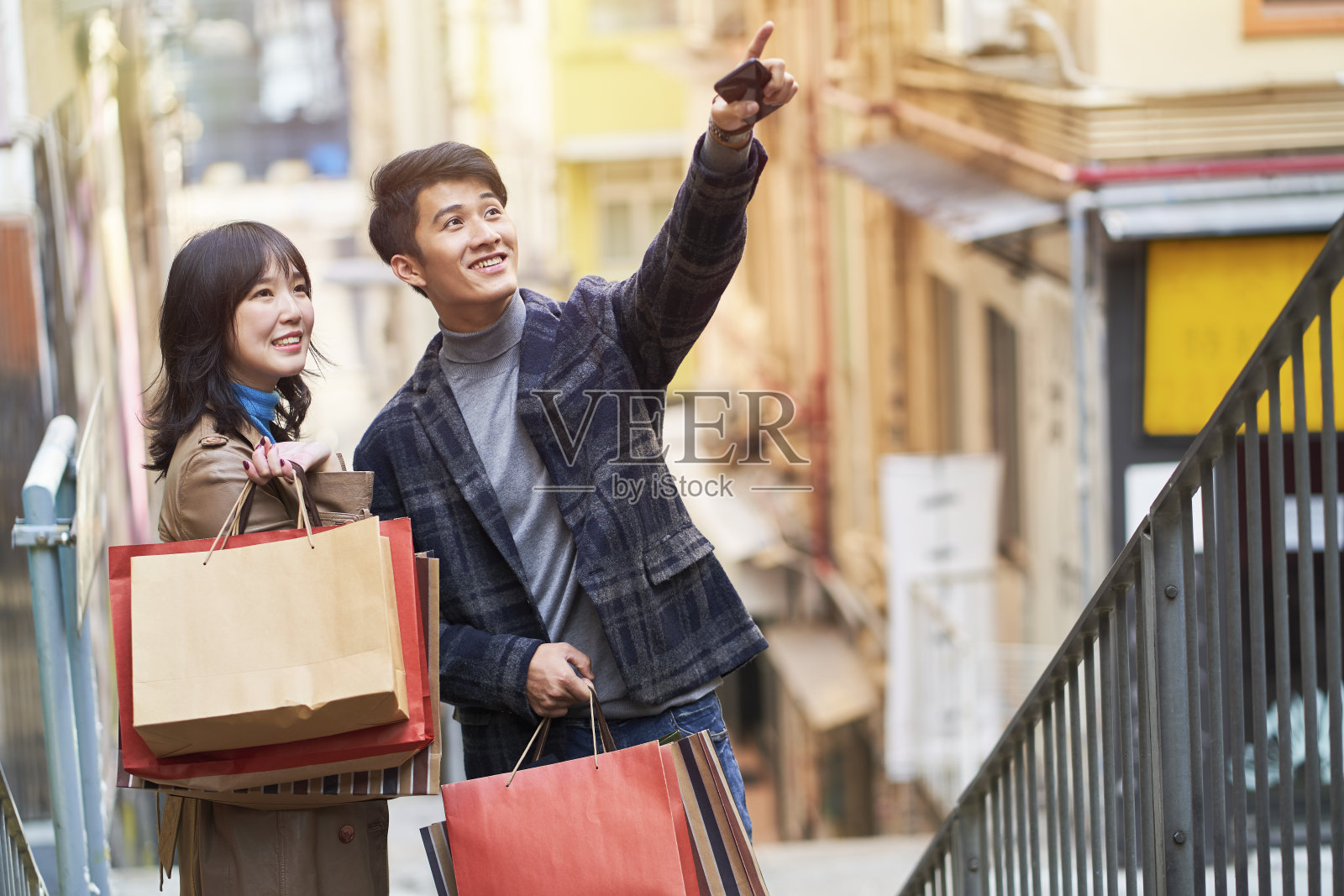 年轻的亚洲夫妇在香港购物照片摄影图片