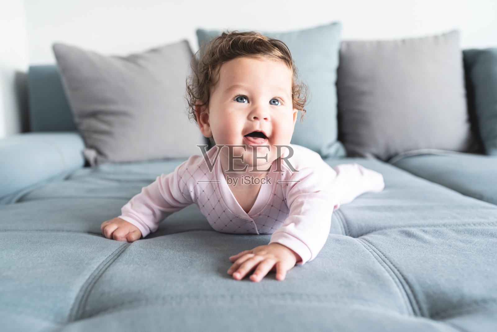 女婴躺在家里的沙发上照片摄影图片