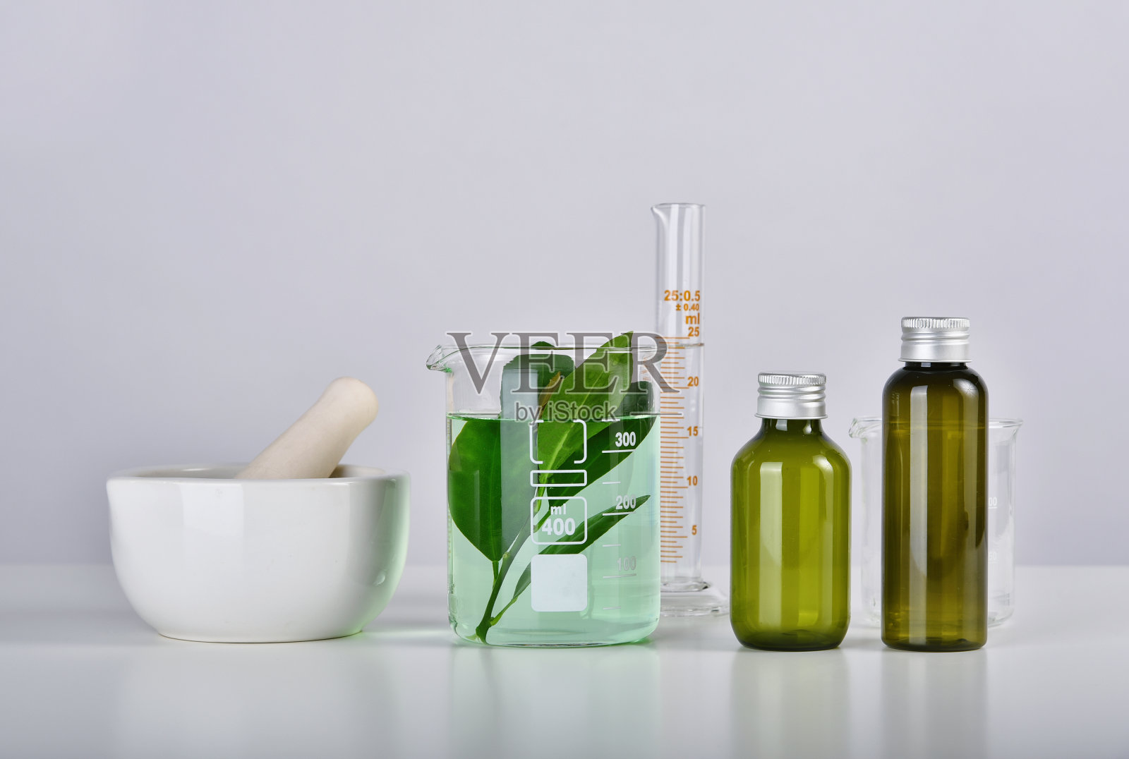 天然护肤美容产品研究，科学实验室科学玻璃器皿中的有机植物提取，空白化妆品瓶容器的品牌模型。照片摄影图片