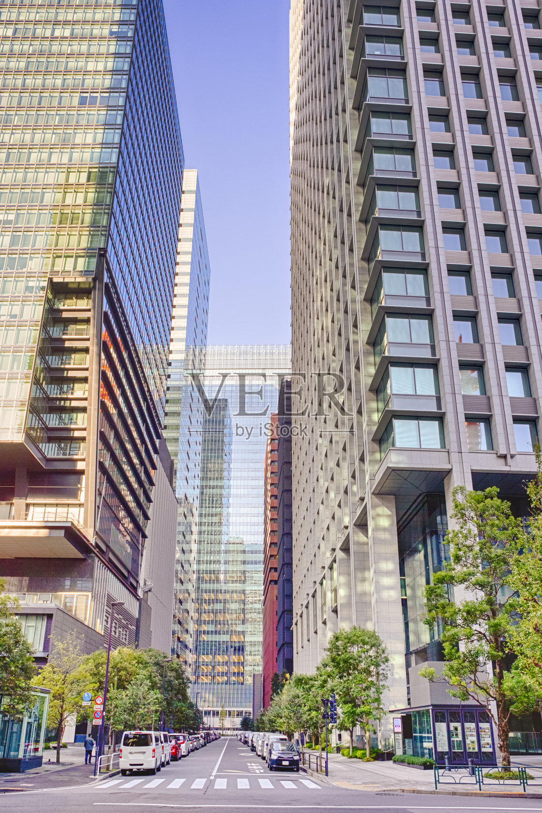 在东京的一条街上。东京白天的商业建筑和摩天大楼。垂直组成照片摄影图片