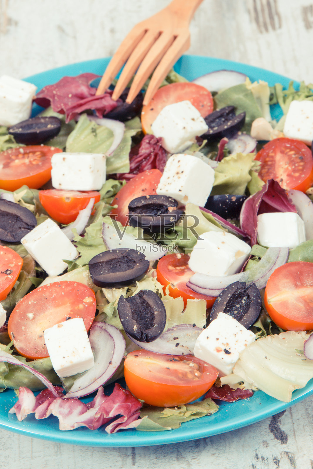 希腊沙拉配羊乳酪和蔬菜。健康的生活方式、食物和营养照片摄影图片