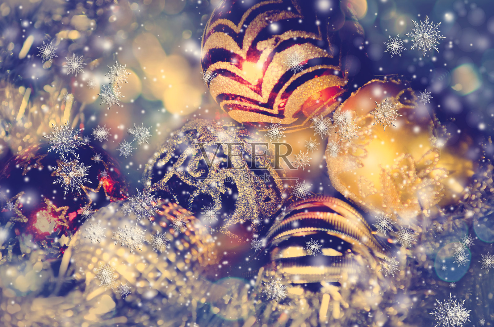 美丽的圣诞背景球，雪花，火花。照片摄影图片