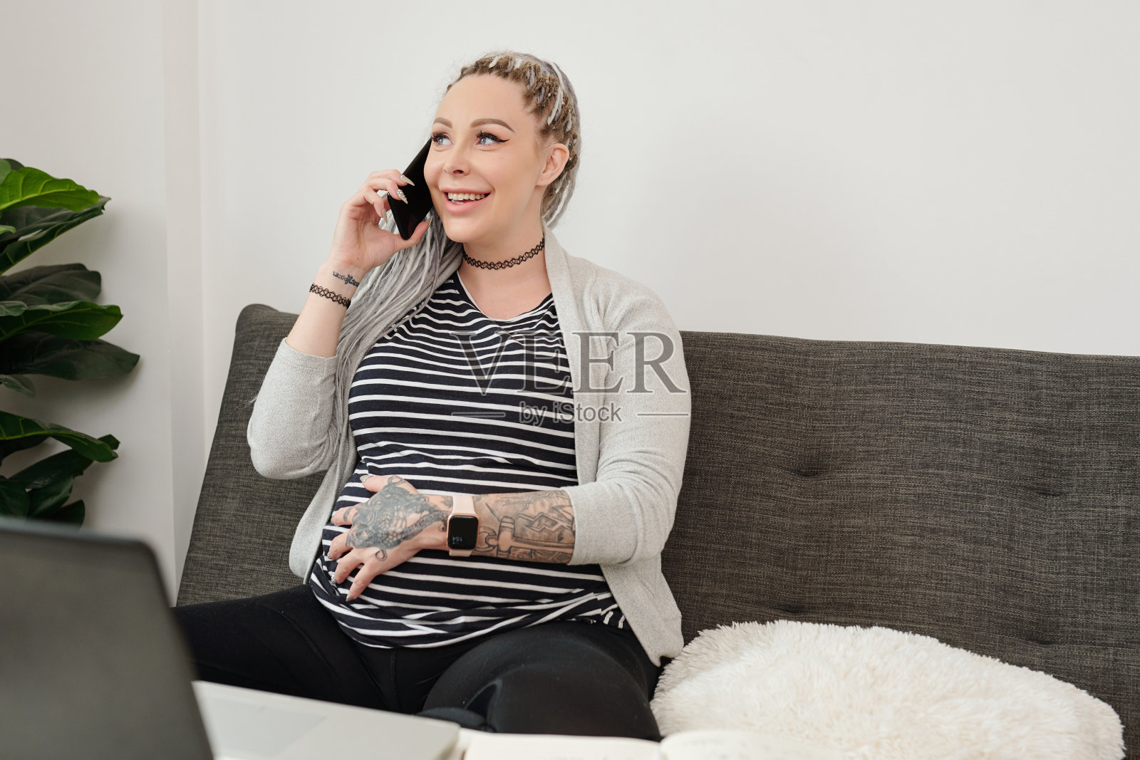 一个年轻孕妇在打电话照片摄影图片