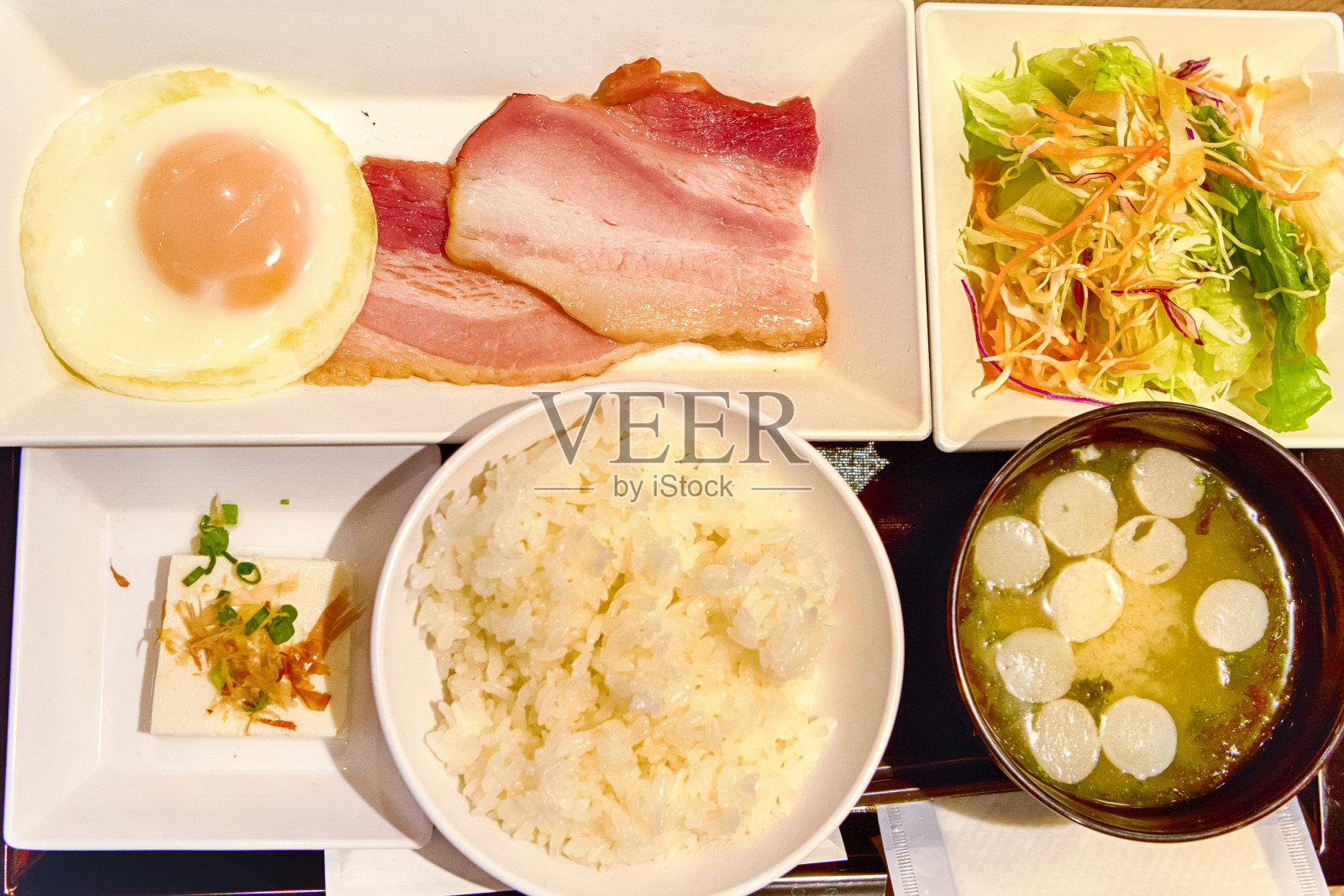 传统的日本早餐菜单上的盘子。水平的形象照片摄影图片