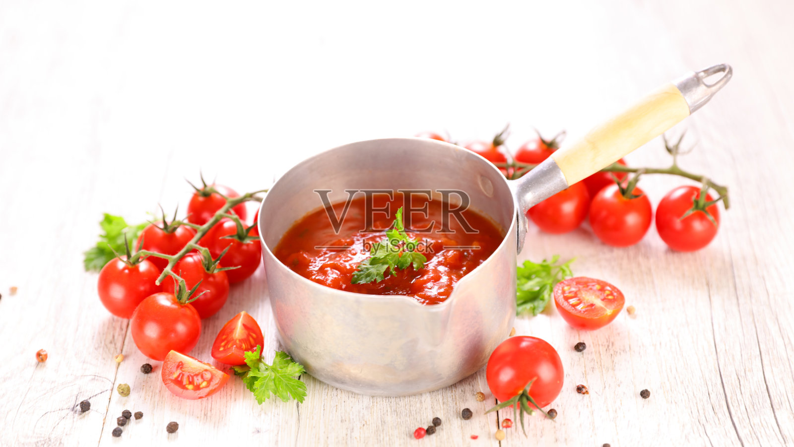 茄汁与新鲜香草和番茄砂锅照片摄影图片