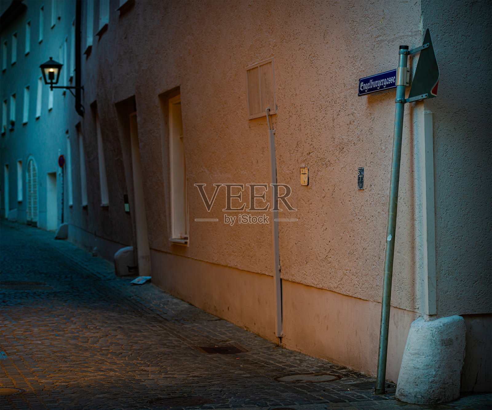 老城区的街道与黄昏在狭窄的小巷和舒适的灯笼与灯光。德国，巴伐利亚，欧洲旅行。照片摄影图片