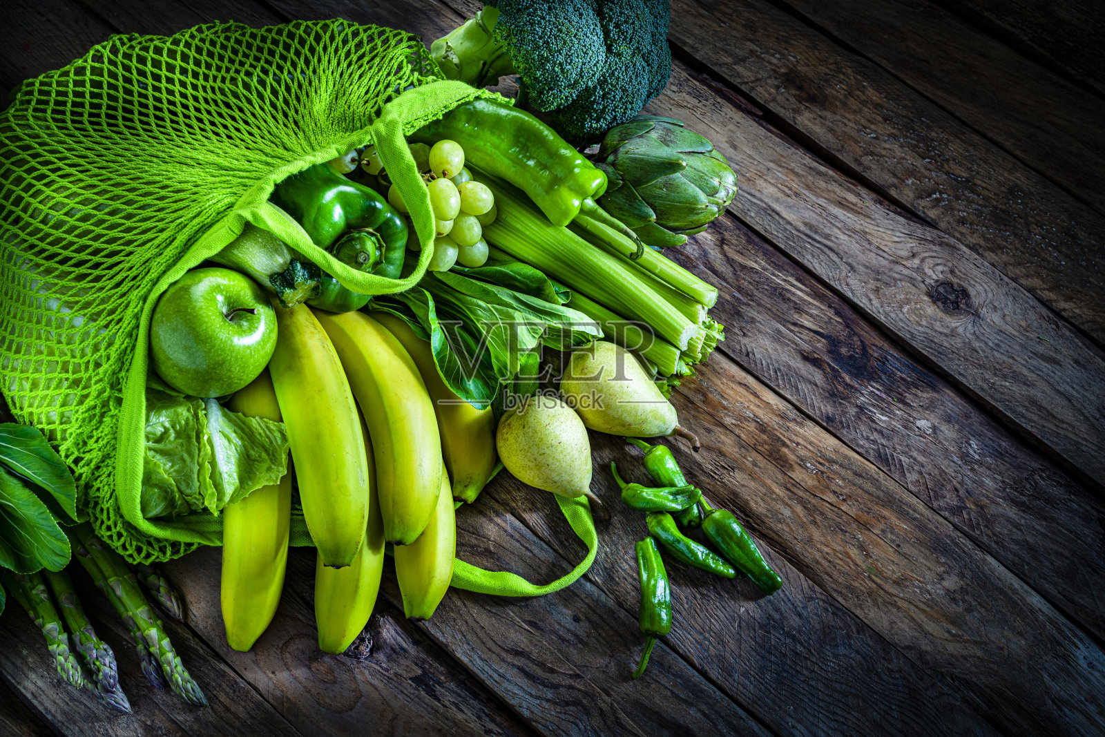 新鲜的有机绿色水果和蔬菜在绿色网购物袋照片摄影图片