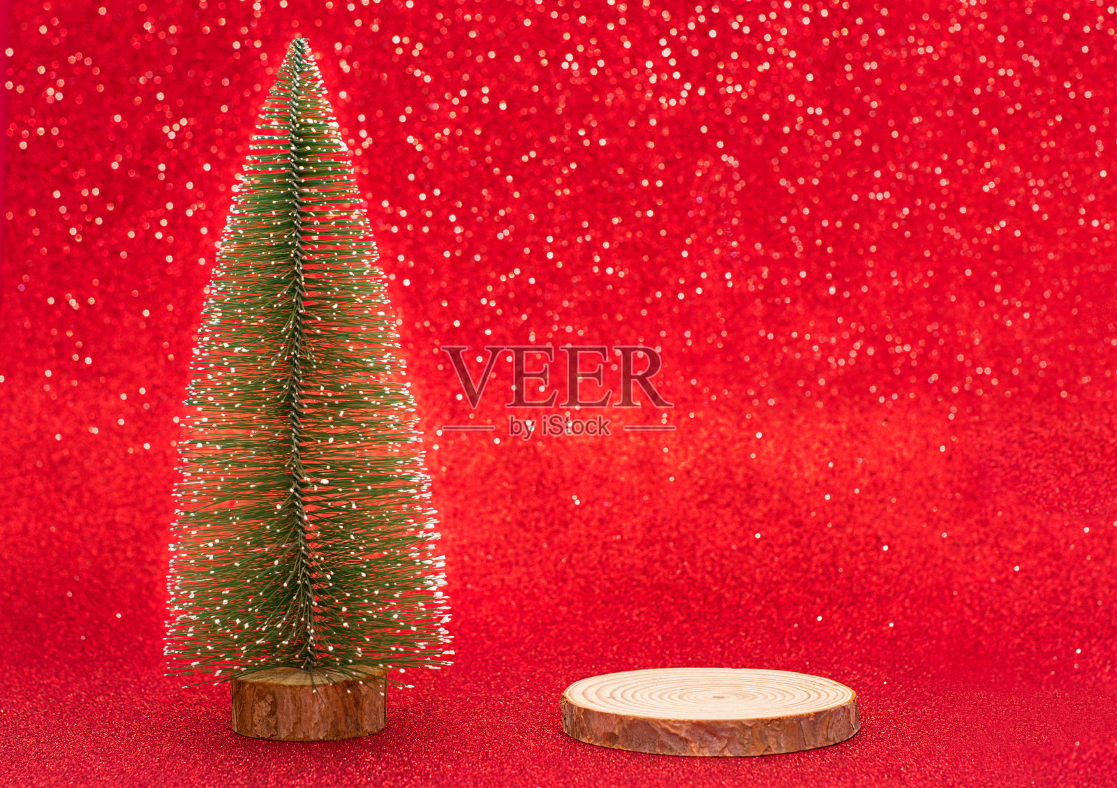 圣诞树和产品架，圆形木片在红色模糊的背景上，圣诞装饰照片摄影图片