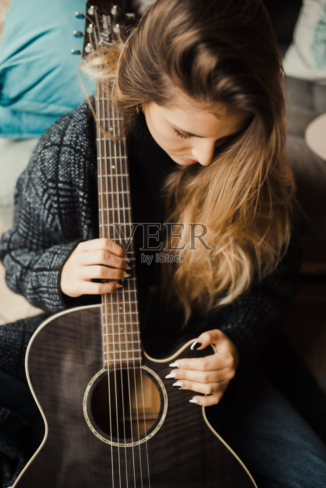 拿着吉他的年轻女子照片摄影图片