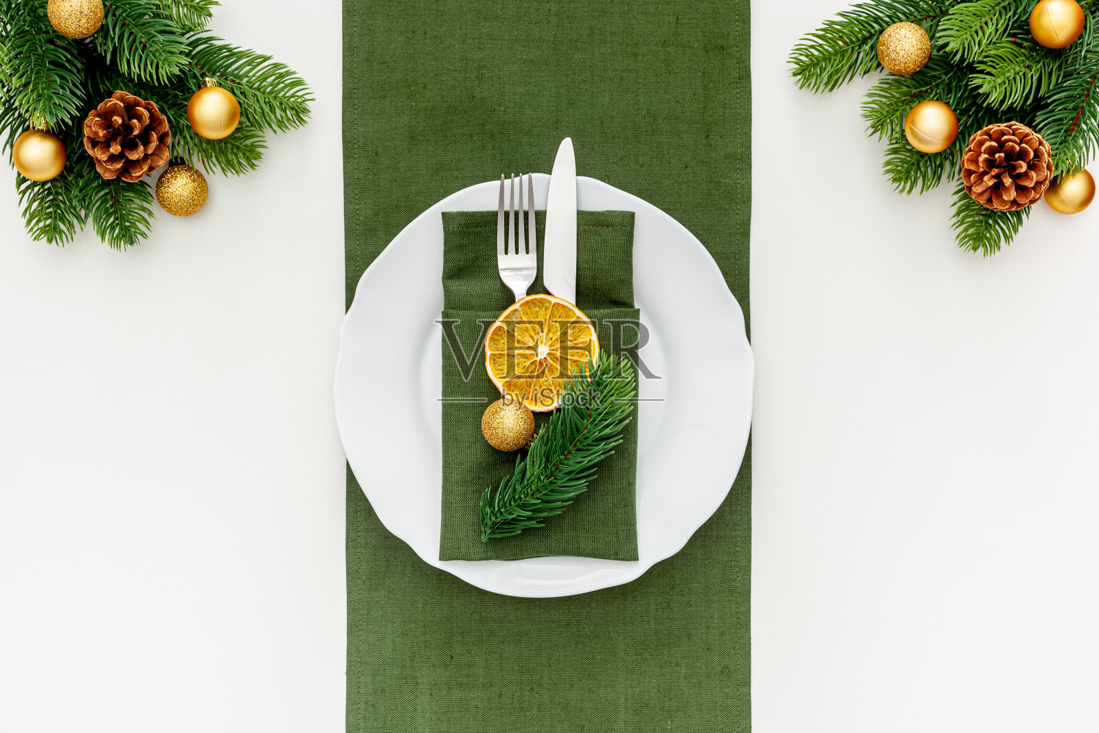 圣诞餐桌设置与冷杉树在白色的背景照片摄影图片