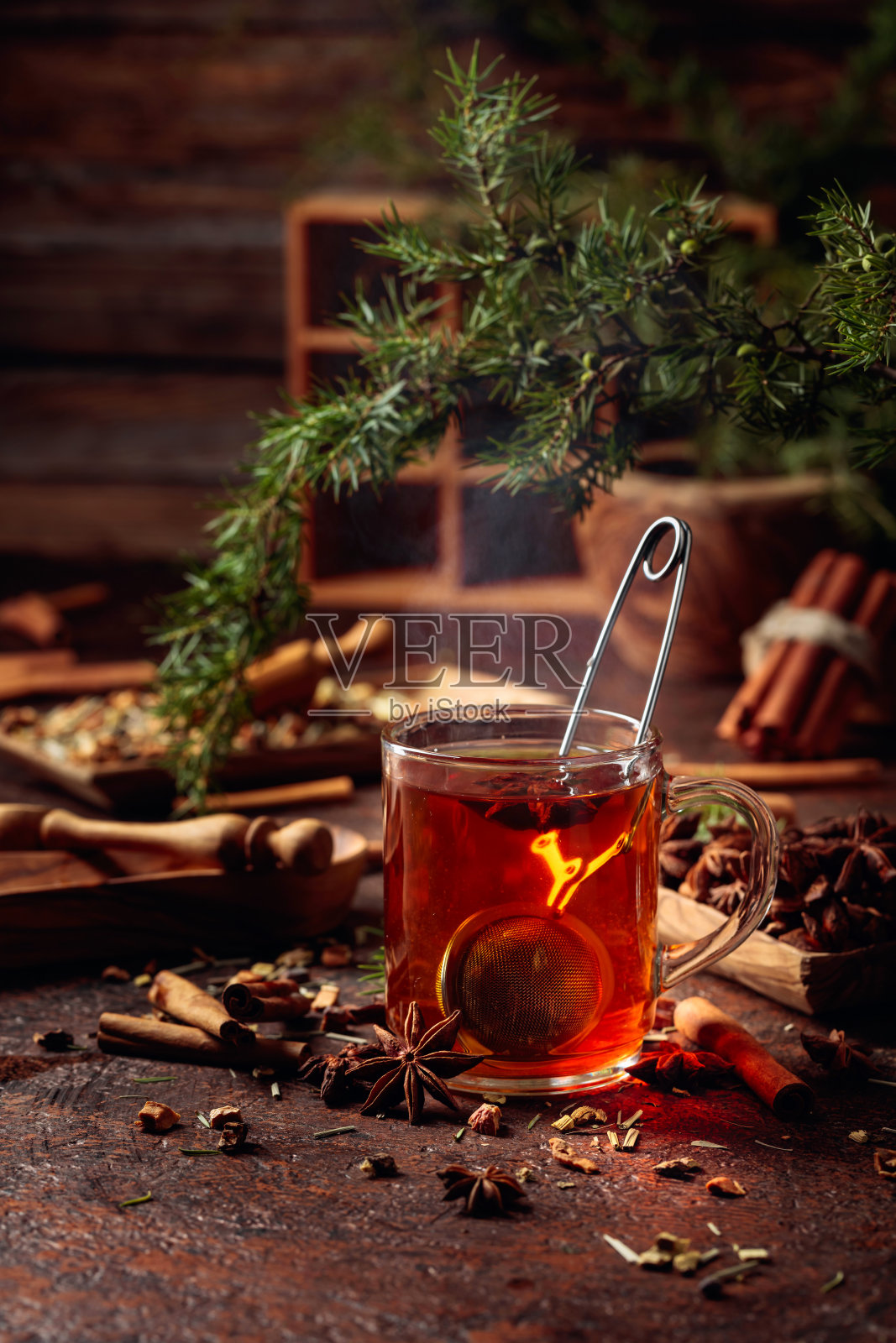 用肉桂，茴香和干香草制成的圣诞花草茶。照片摄影图片
