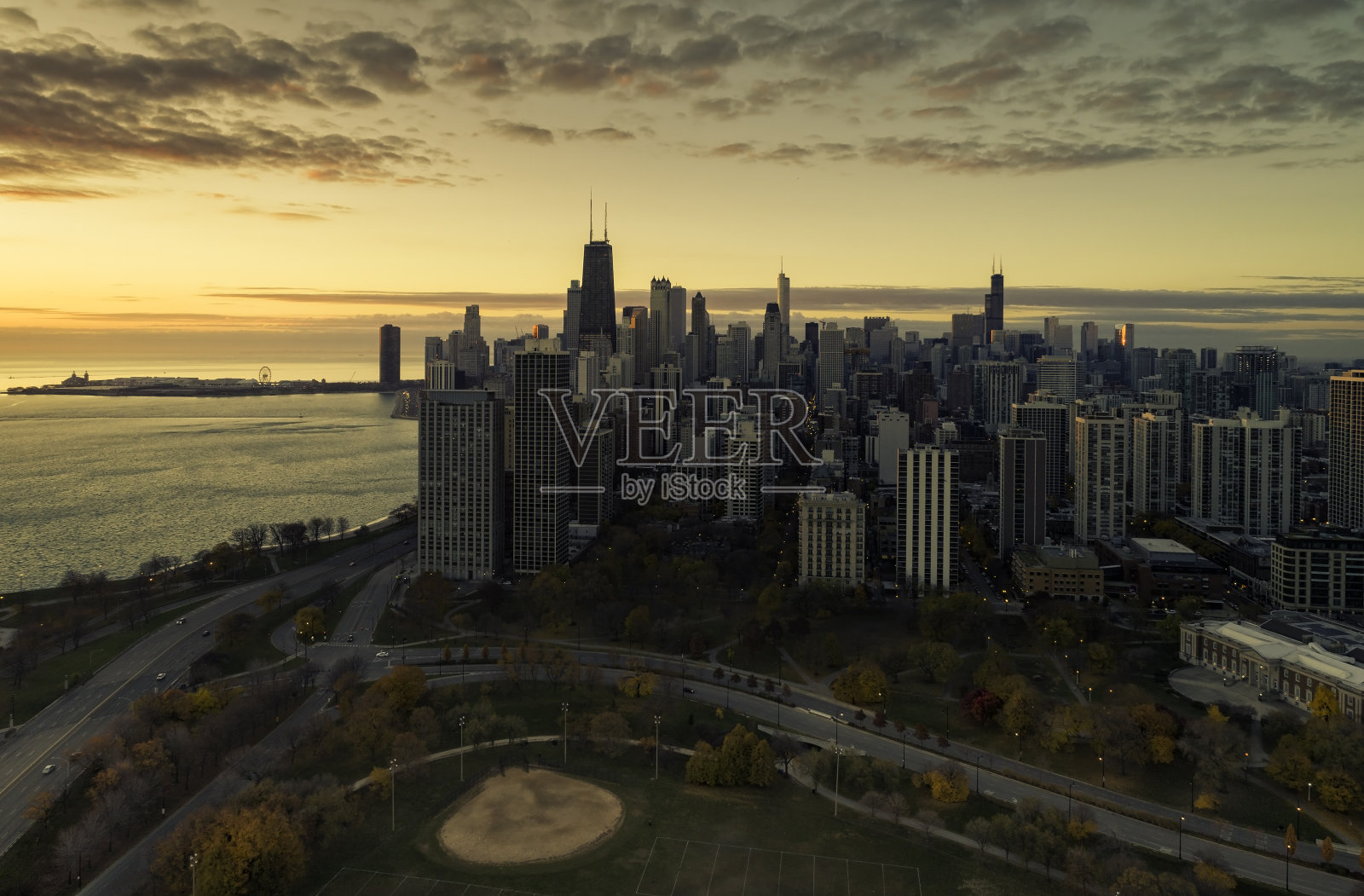 黄昏时分芝加哥天际的鸟瞰图照片摄影图片