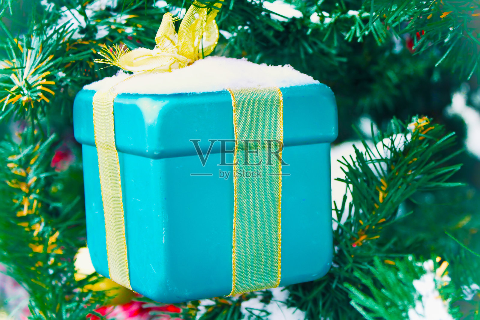 圣诞树上蓝盒子上的圣诞礼物。时尚的效果照片摄影图片