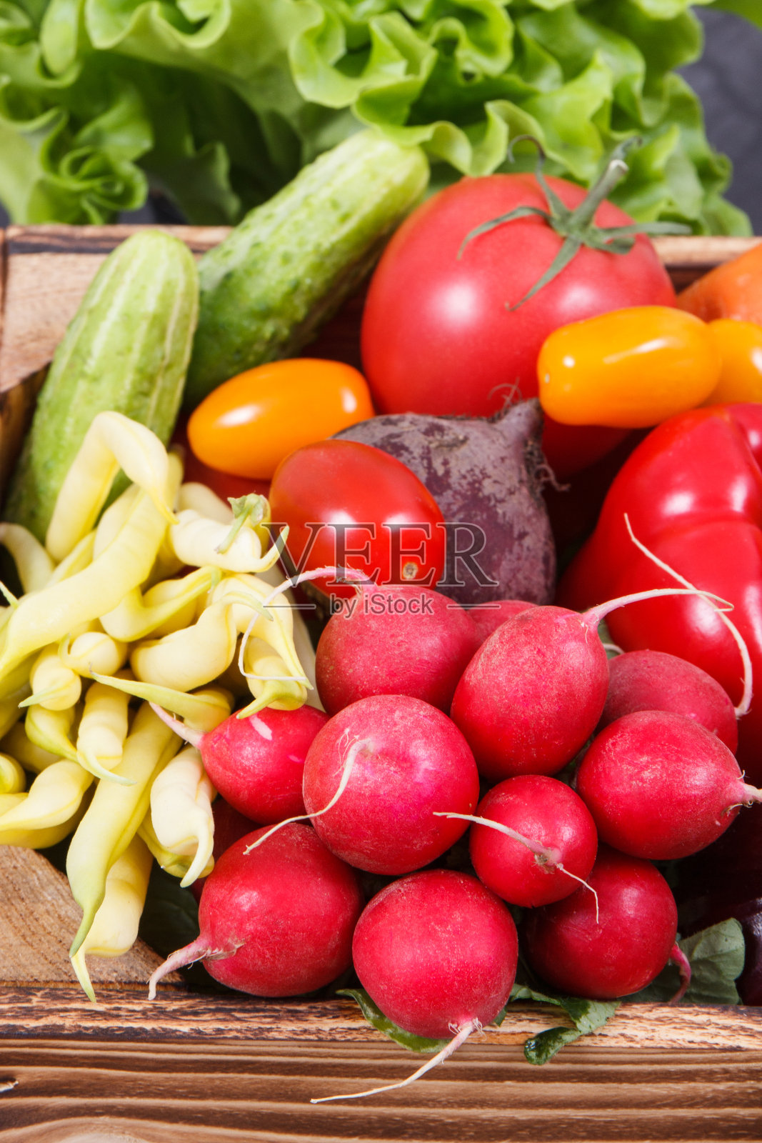 新鲜成熟的蔬菜装在木箱里，作为健康的零食，含有维生素照片摄影图片
