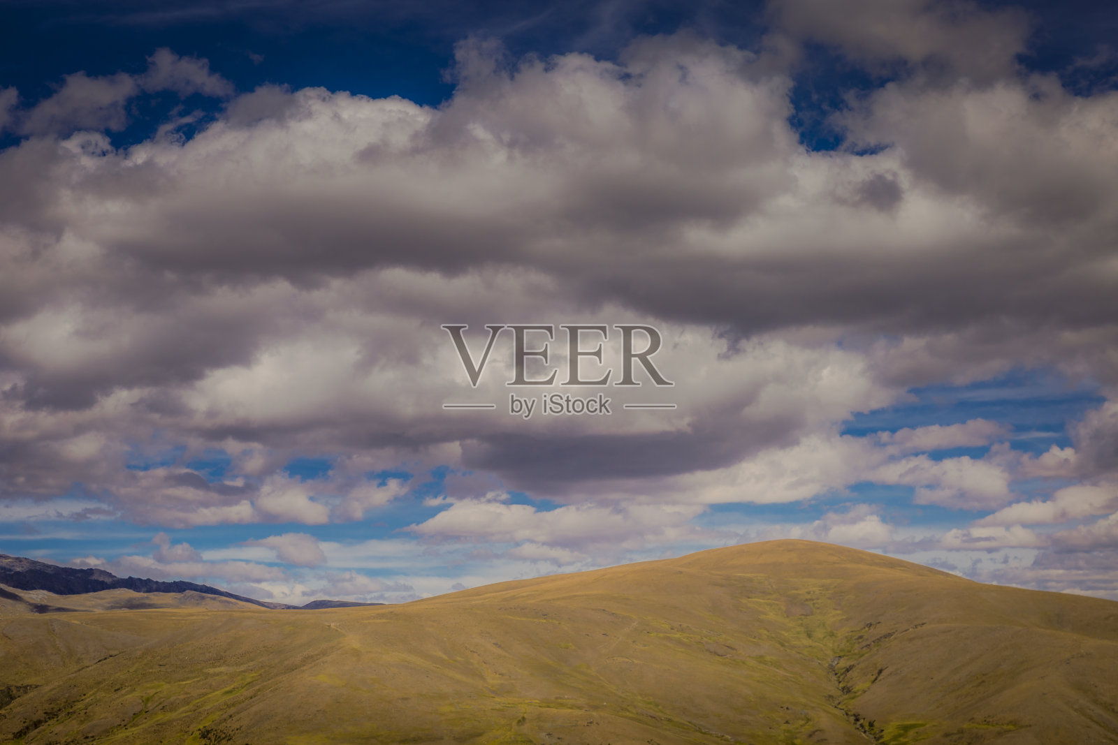 秘鲁安第斯山脉附近有云和草地的田园诗般的山地景观照片摄影图片