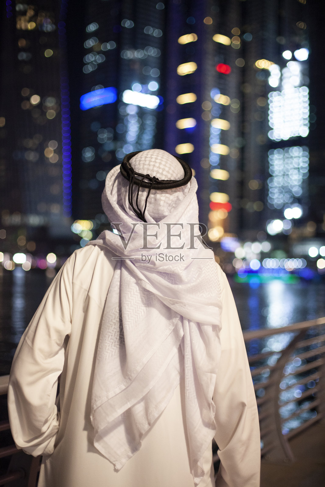 酋长沉思着迪拜滨海城市照片摄影图片