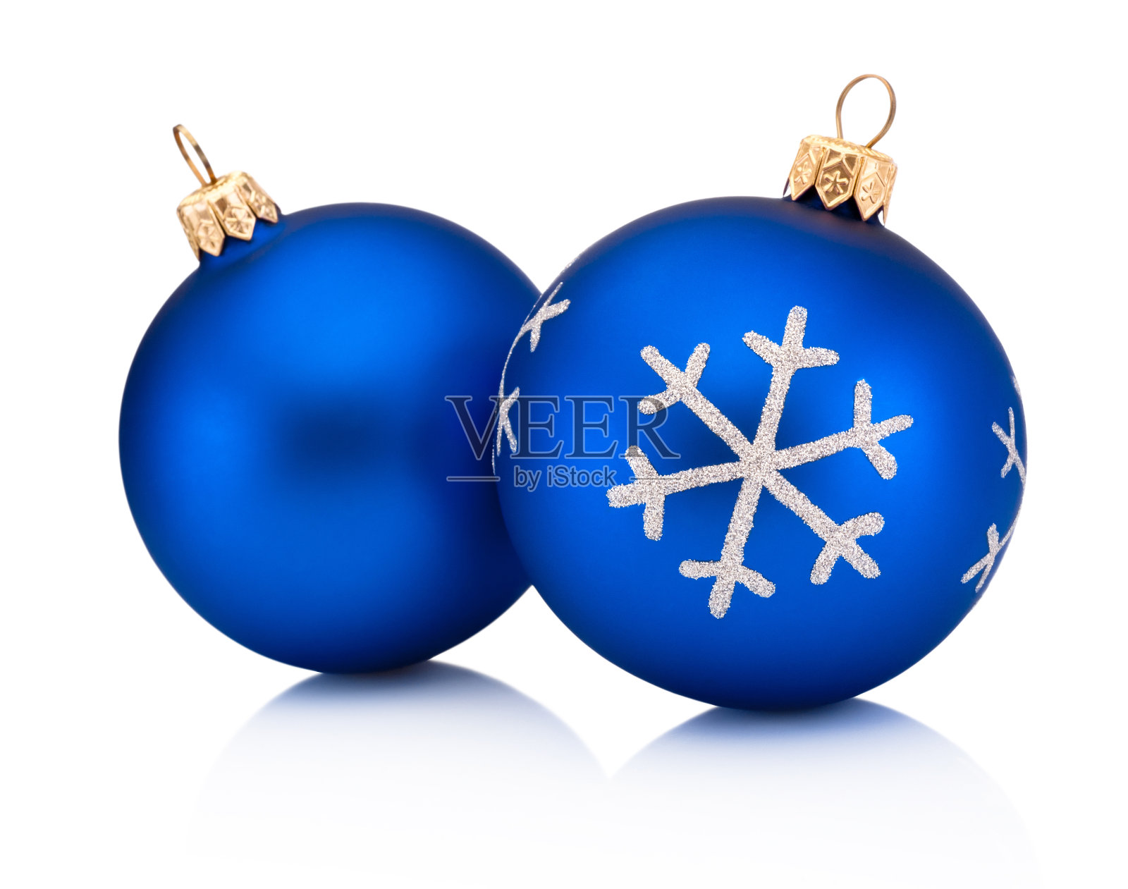 两个圣诞蓝色装饰物孤立在白色背景上照片摄影图片