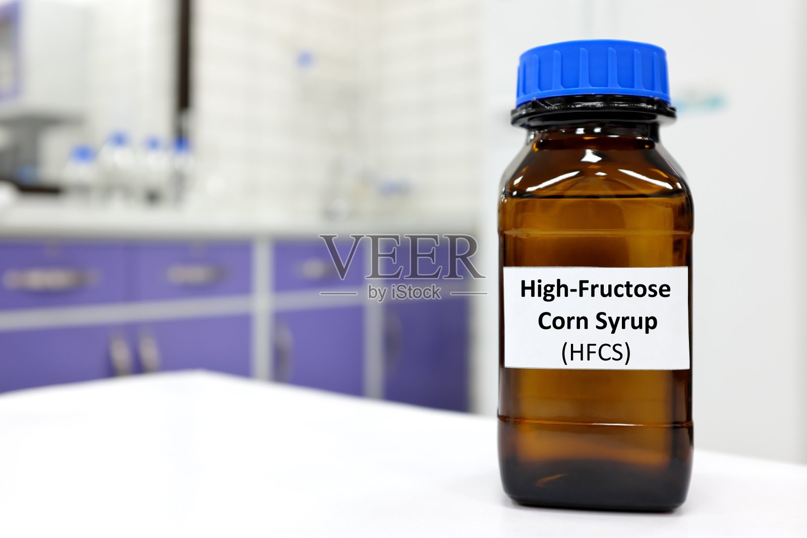 选择性集中于高果糖玉米糖浆或hfcs食品和饮料的甜味剂在深棕色玻璃瓶内的实验室。照片摄影图片