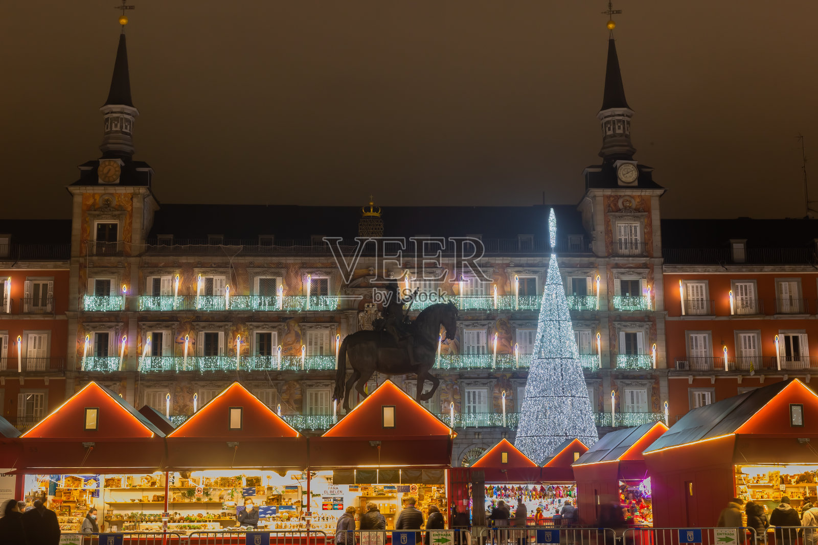 西班牙马德里——2020年12月14日:马德里市长广场。圣诞节市场。圣诞树。晚上的照片照片摄影图片