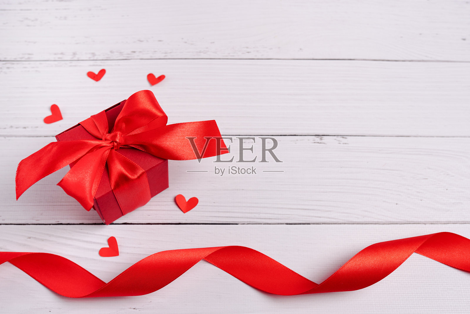 情人节礼物盒，心和丝带在白色的木制背景照片摄影图片