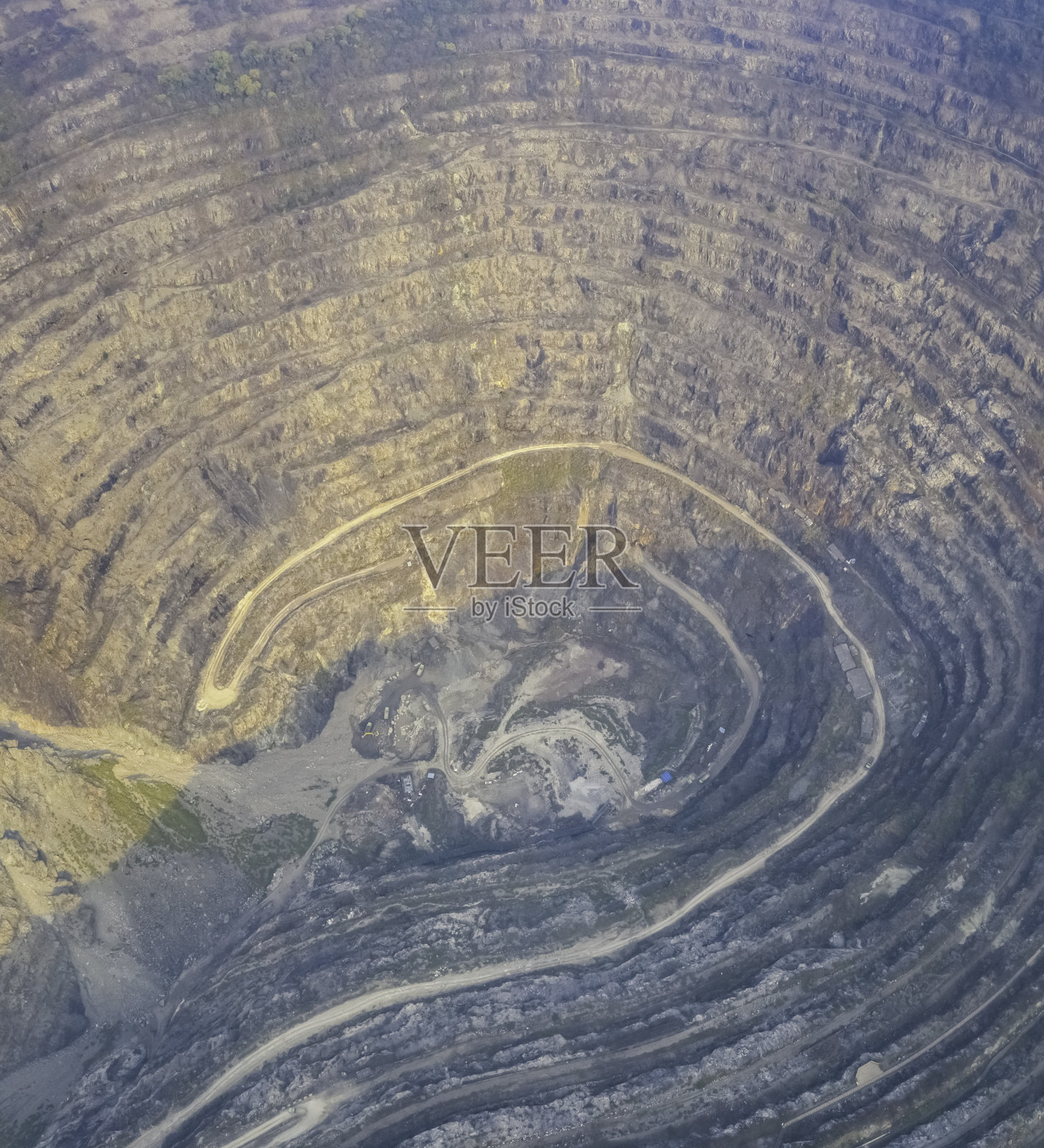 一个铁矿坑的鸟瞰图照片摄影图片