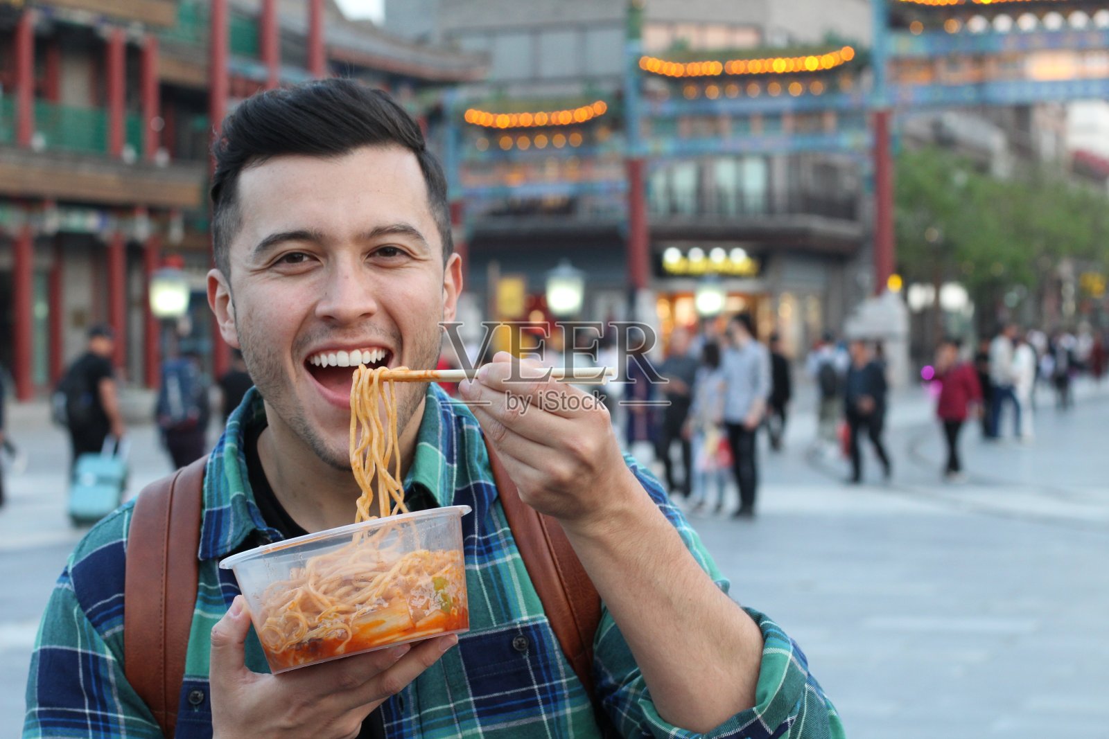 喜欢亚洲街头小吃的男人照片摄影图片