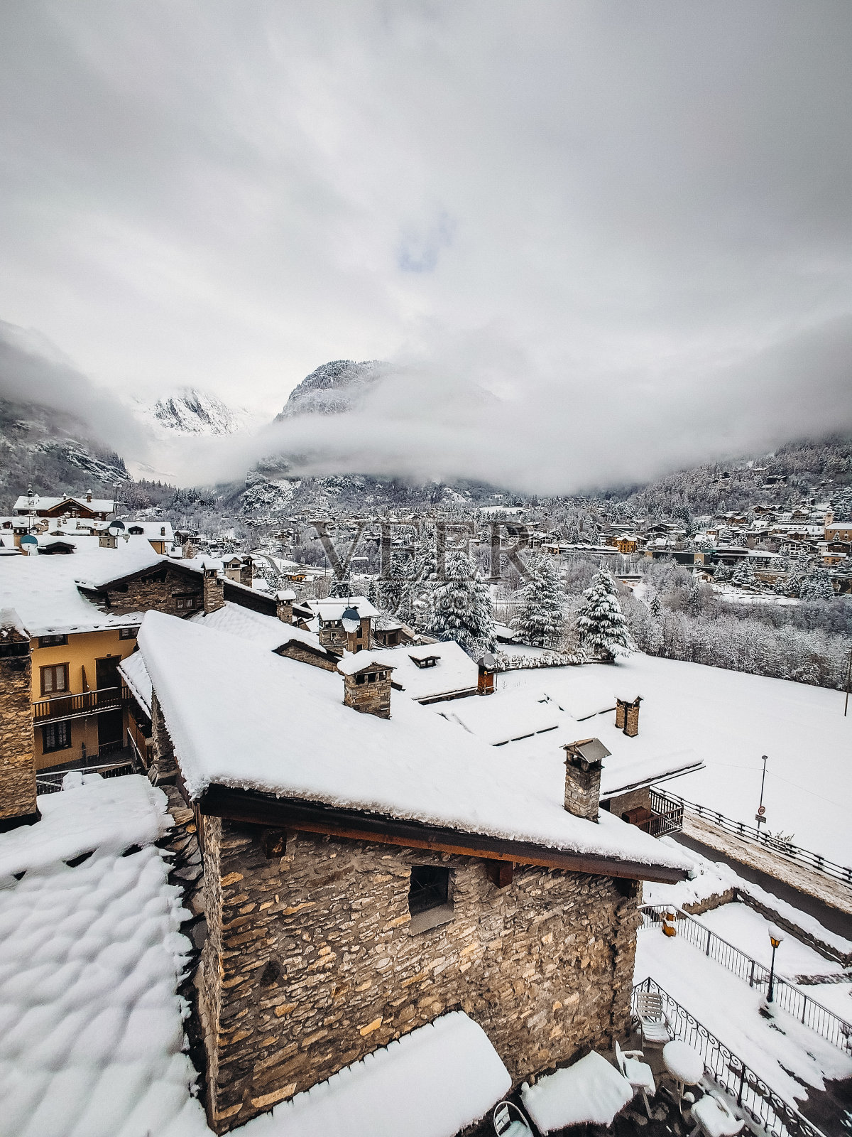 意大利库马约尔的雪下村庄照片摄影图片