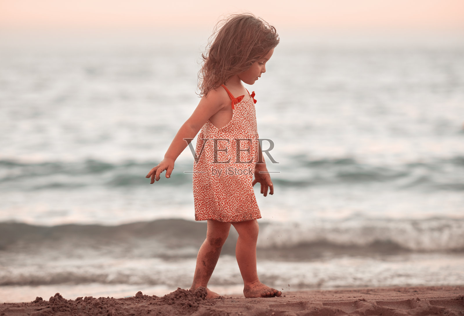 小女孩在罗马尼亚海岸线的海滩上散步照片摄影图片