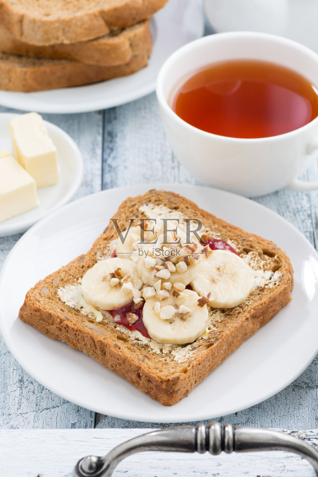 吐司配花生黄油和香蕉，新鲜红茶，垂直，俯视图照片摄影图片