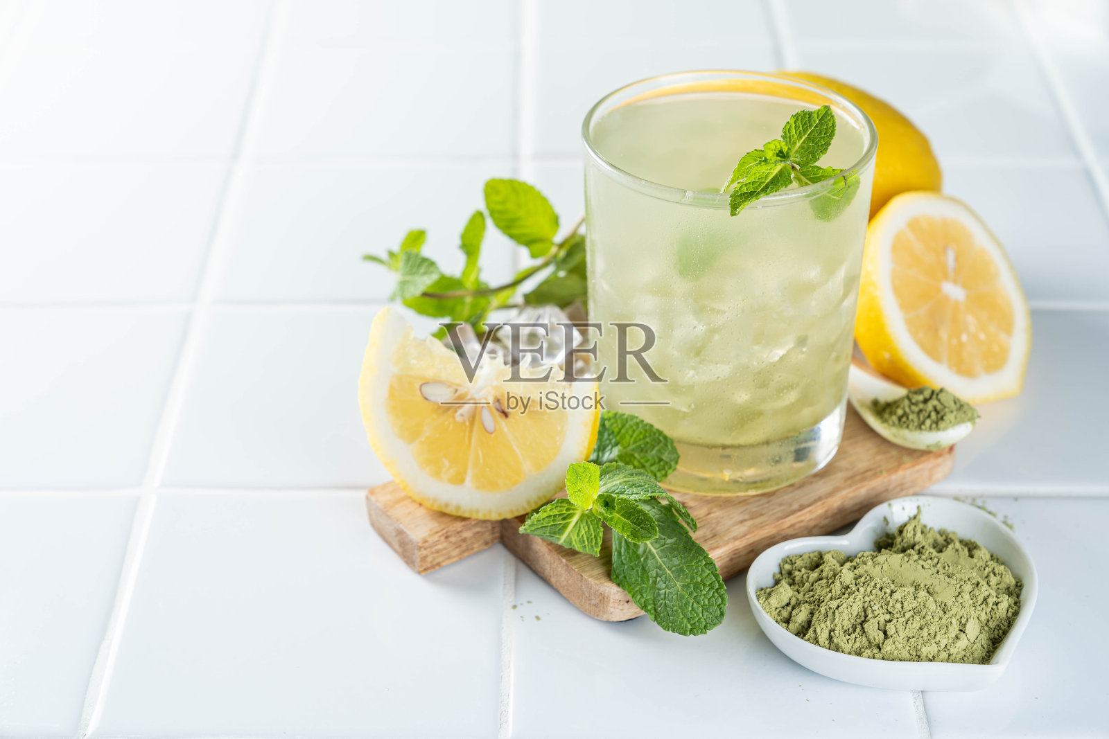白色背景的绿色抹茶柠檬水照片摄影图片