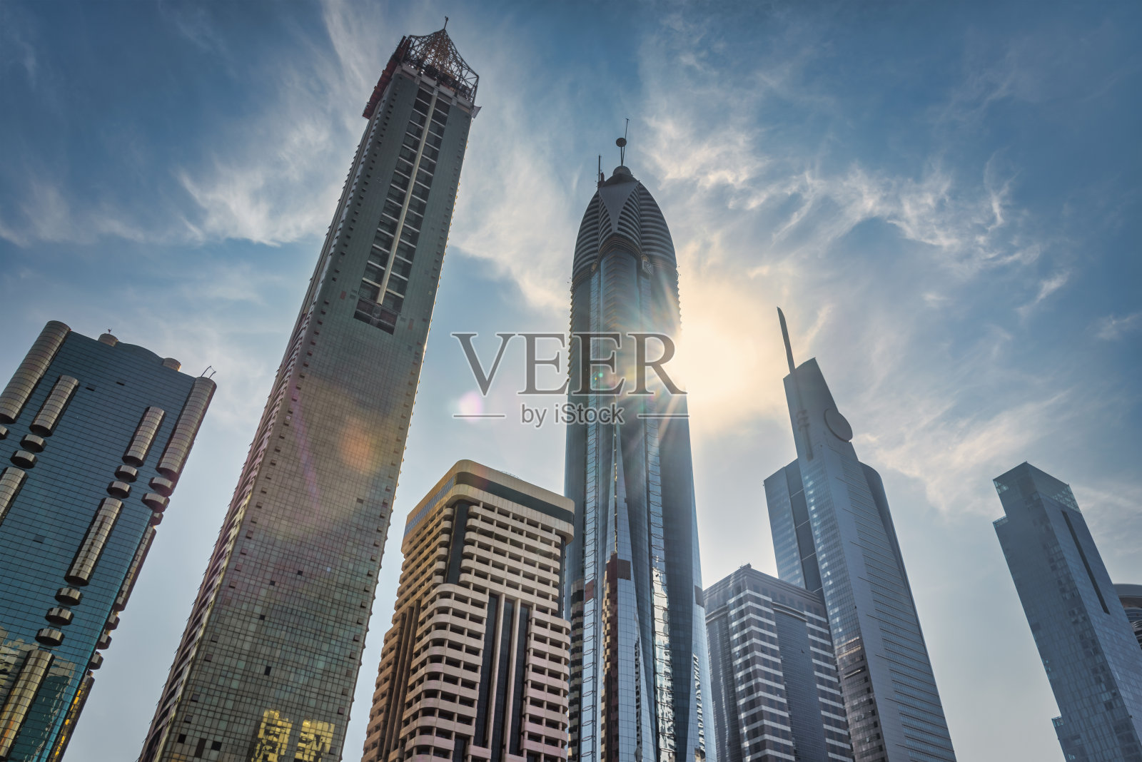 迪拜现代城市摩天大楼的天空照片摄影图片